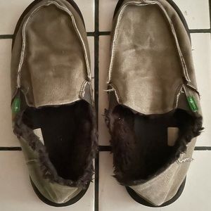 Sanuk men size 6 w/ Sherpa lining